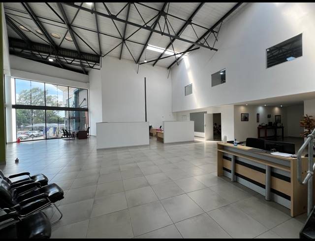 356M² SHOWROOM TO LET IN OLIVEDALE